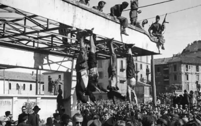 1945年，墨索里尼的情妇被处决后倒吊在广场上，短裙垂下来，整个人一览无遗，围观