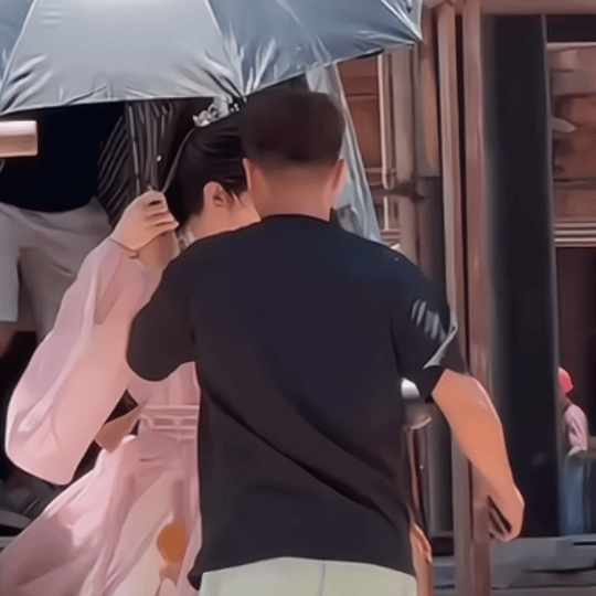 今天演个盲人吧，啥也看不见那种 ​​​