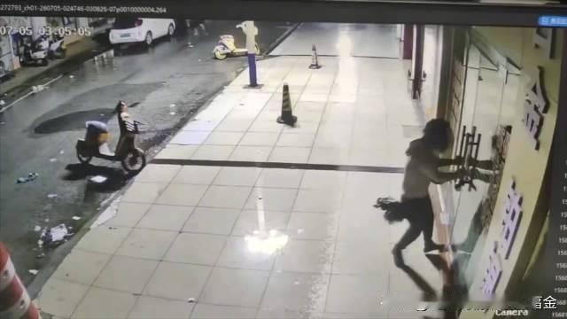 7月5日凌晨，广西钦州灵山县城区临街一家金店发生入室盗窃案件，沿街公共监控完整拍