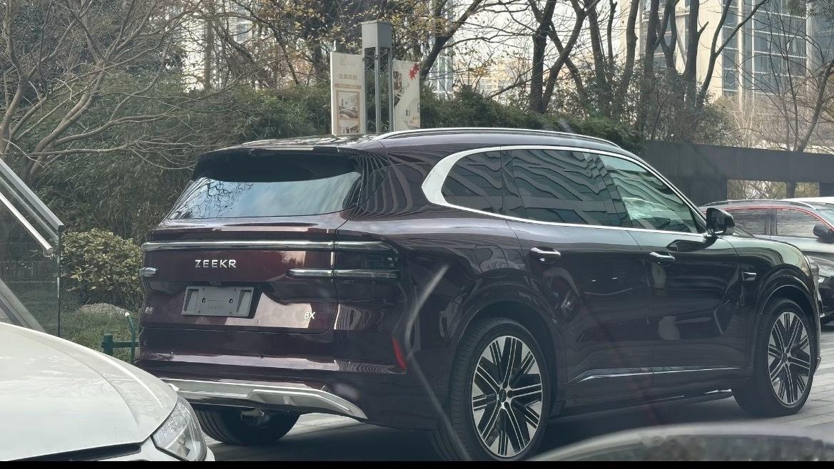 极氪8X实拍图来啦！尾部挺好看的这气场你们觉得怎么样？ 