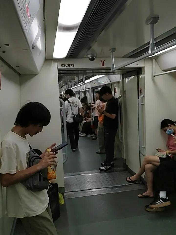一位贵州股民，早前在19.3元的价位入场布局洛阳钼业，初次建仓8000股。
买入