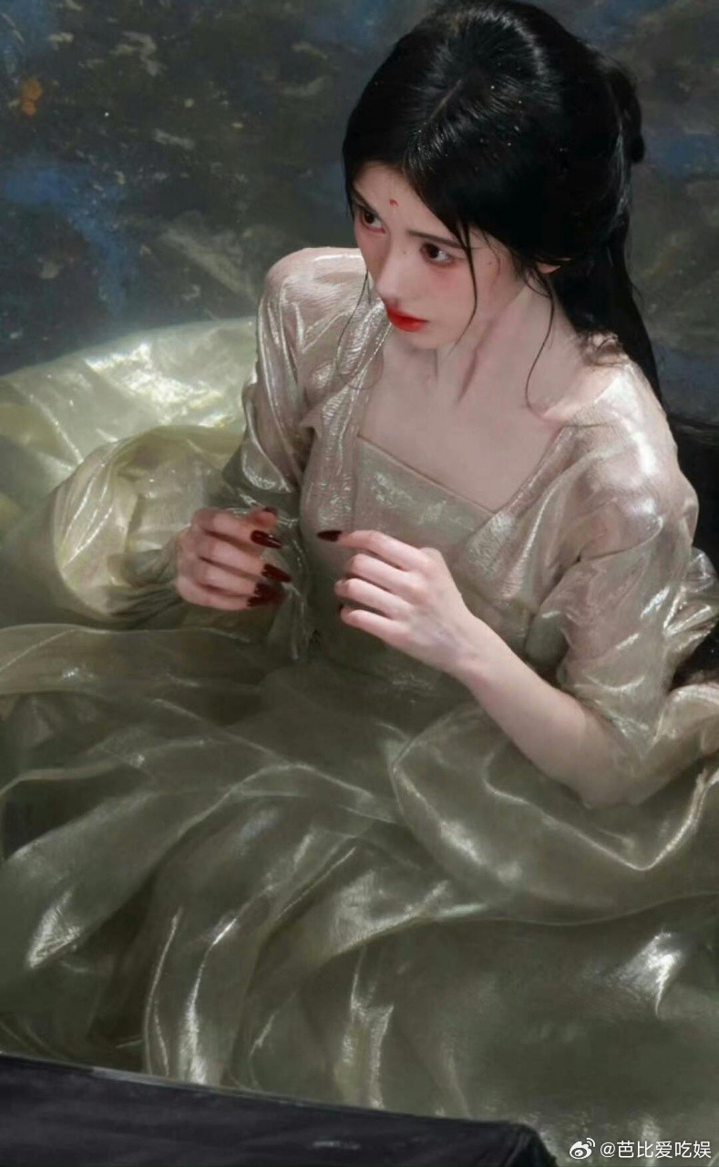 鞠婧祎陈都灵水戏 出水那一刻真的美到心颤💓鞠婧祎柔弱又灵动，陈都灵大气又温婉，