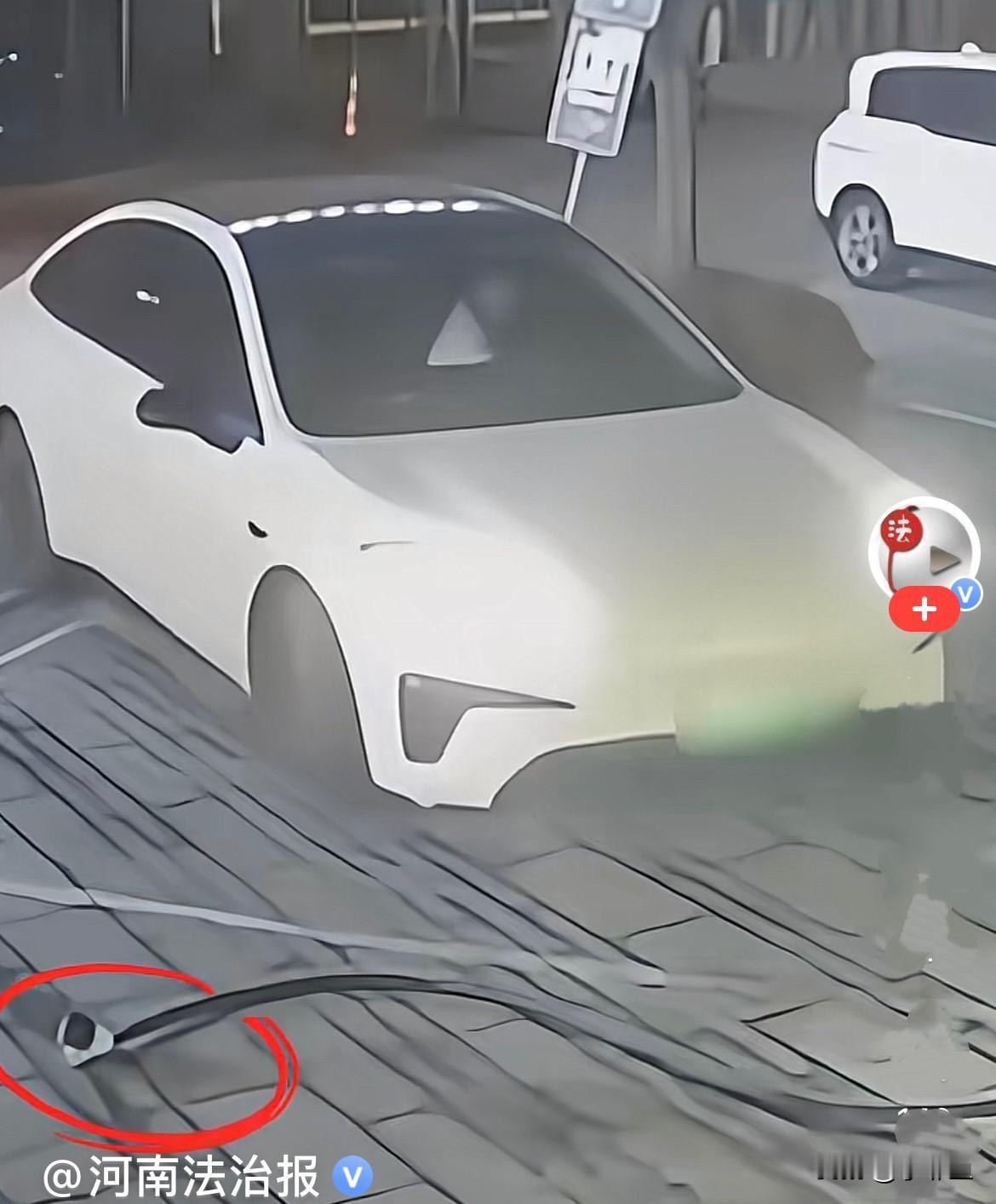 近日，山东青岛一女子在充电站给自己的车充电，眼看着他充完电后直接就把充电枪扔在了