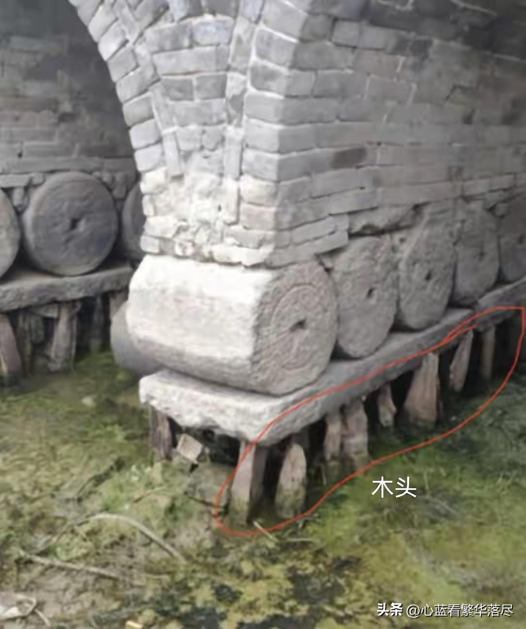 真是佩服古人的智慧啊！谁敢相信这座百年古桥，桥墩下面竟然是靠着几排木头来支撑的，