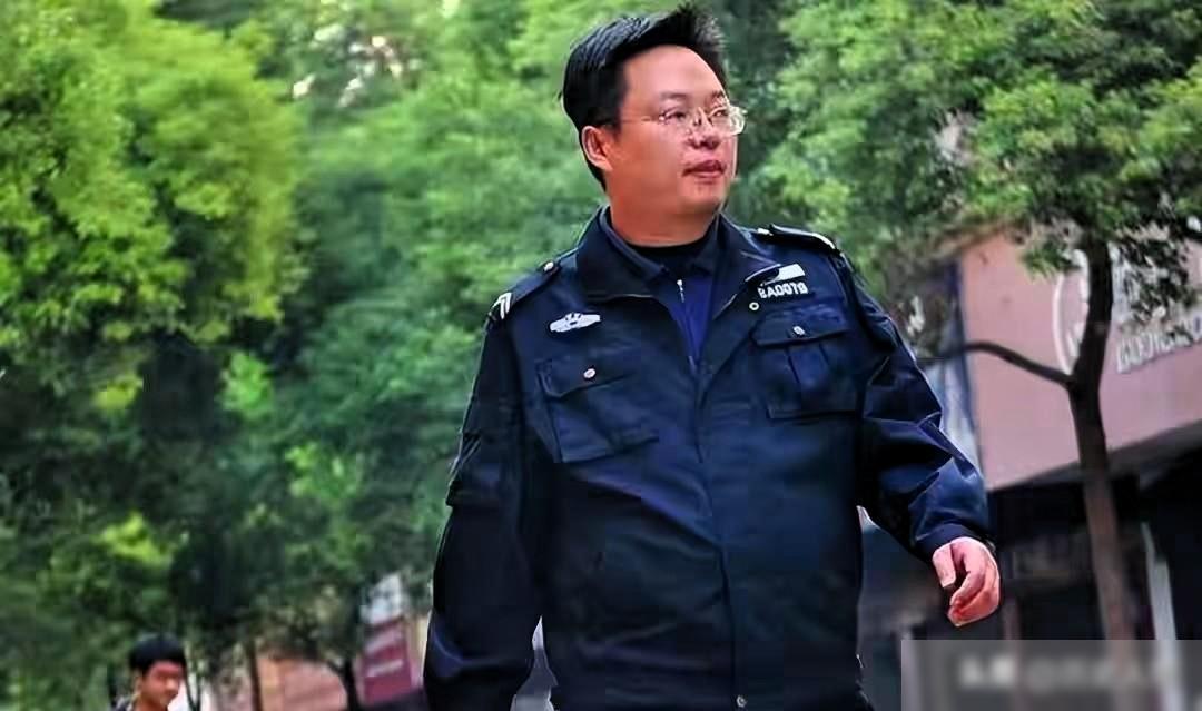 在长沙市芙蓉区的一处社区，经常可以看到一位身穿保安制服，戴着眼镜的张晓勇。很多人