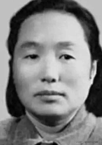 1937年，地主王学文发现一20岁女兵躺在家门口，见四下无人，他一下将女兵扛到了