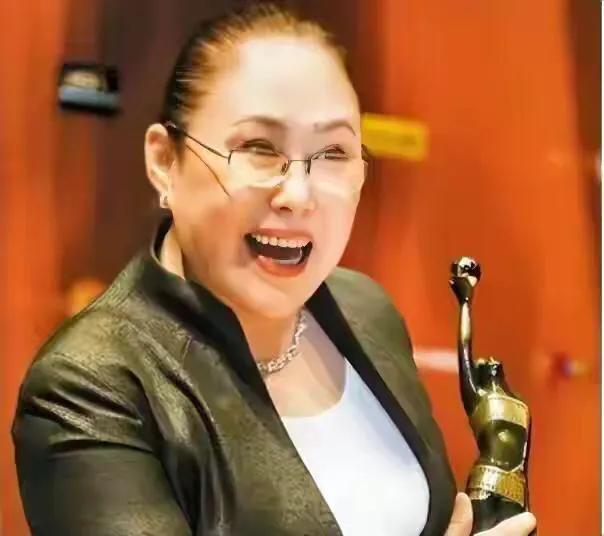 拍《大宅门》时，导演开始对斯琴高娃不太满意：“太胖了。”斯琴高娃一咬牙一个月瘦了