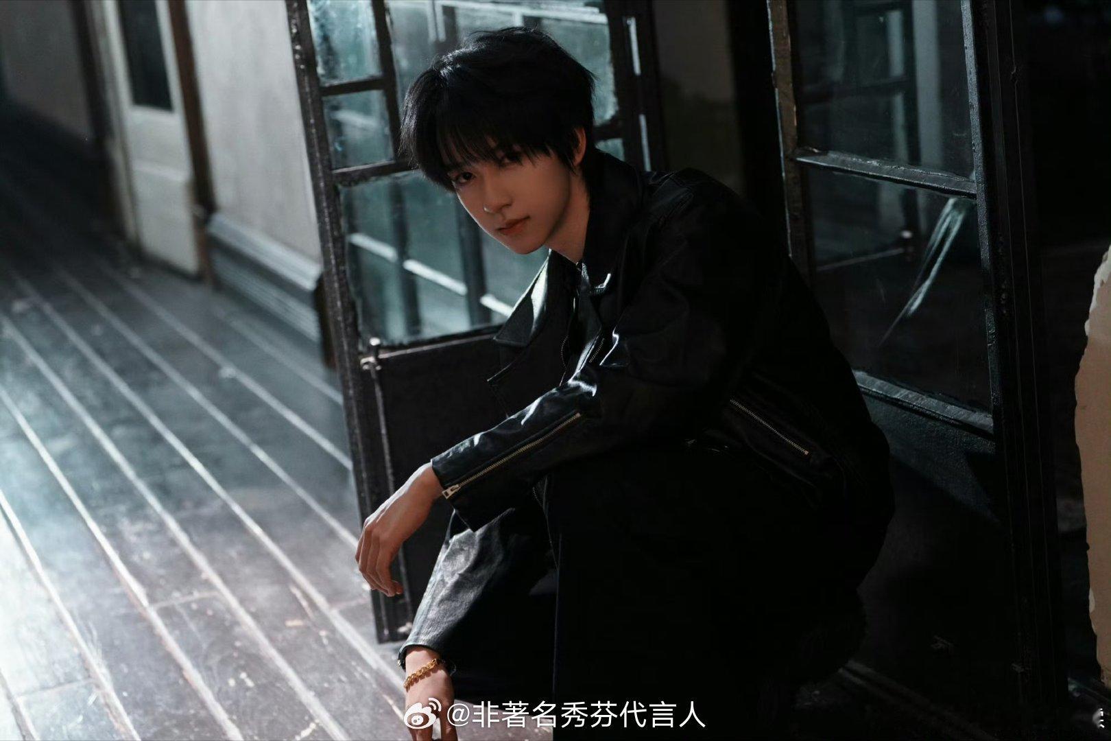 贺峻霖身后的那个人咳咳 让让 楼颜一楼研一来了 