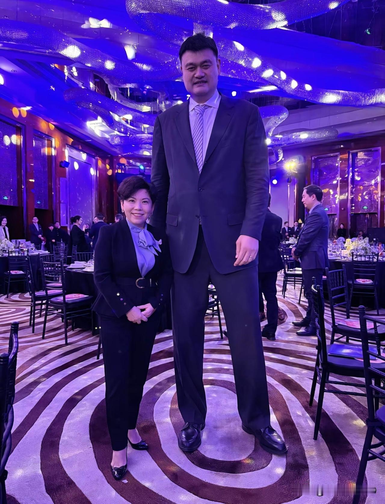 还以为谁在搞恶作剧呢？结果发现是邓亚萍自己分享，和老朋友姚明，许海峰，陶璐娜相聚