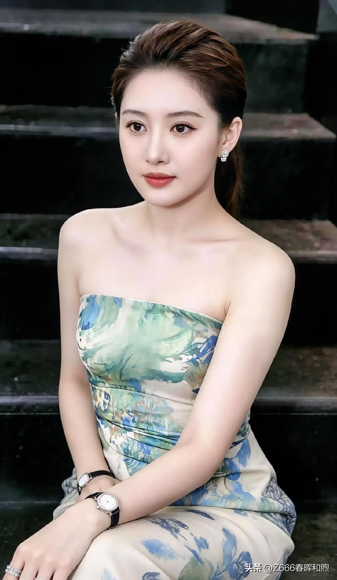 【现代散文诗 · 水墨凝香】

墨阶之上，她如一幅未干的水墨丹青，

抹胸裙上青