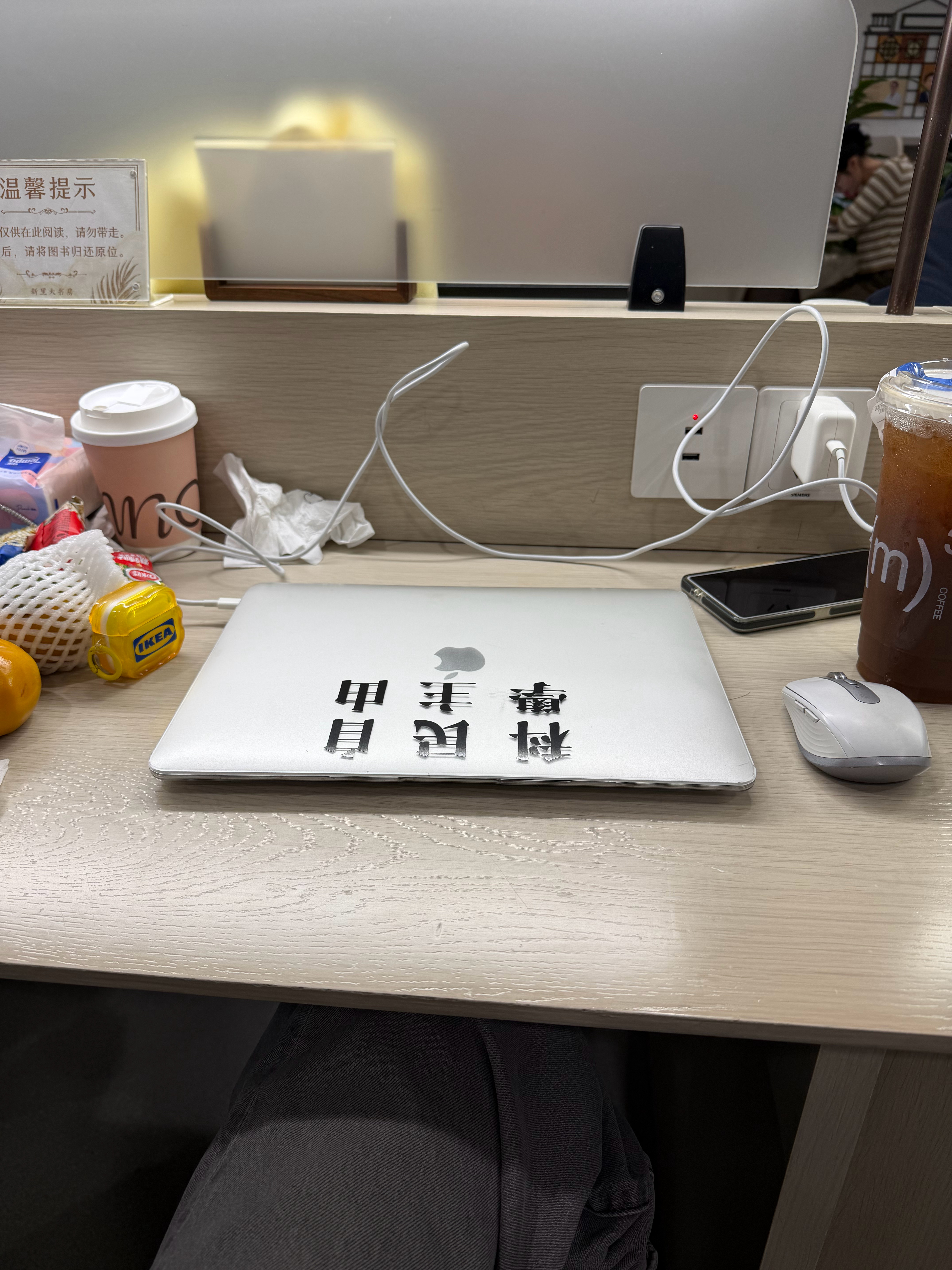 早上在地铁上收到心腹汇报，公司今天没有空工位了，我让他等一等，很多退休老同志都是