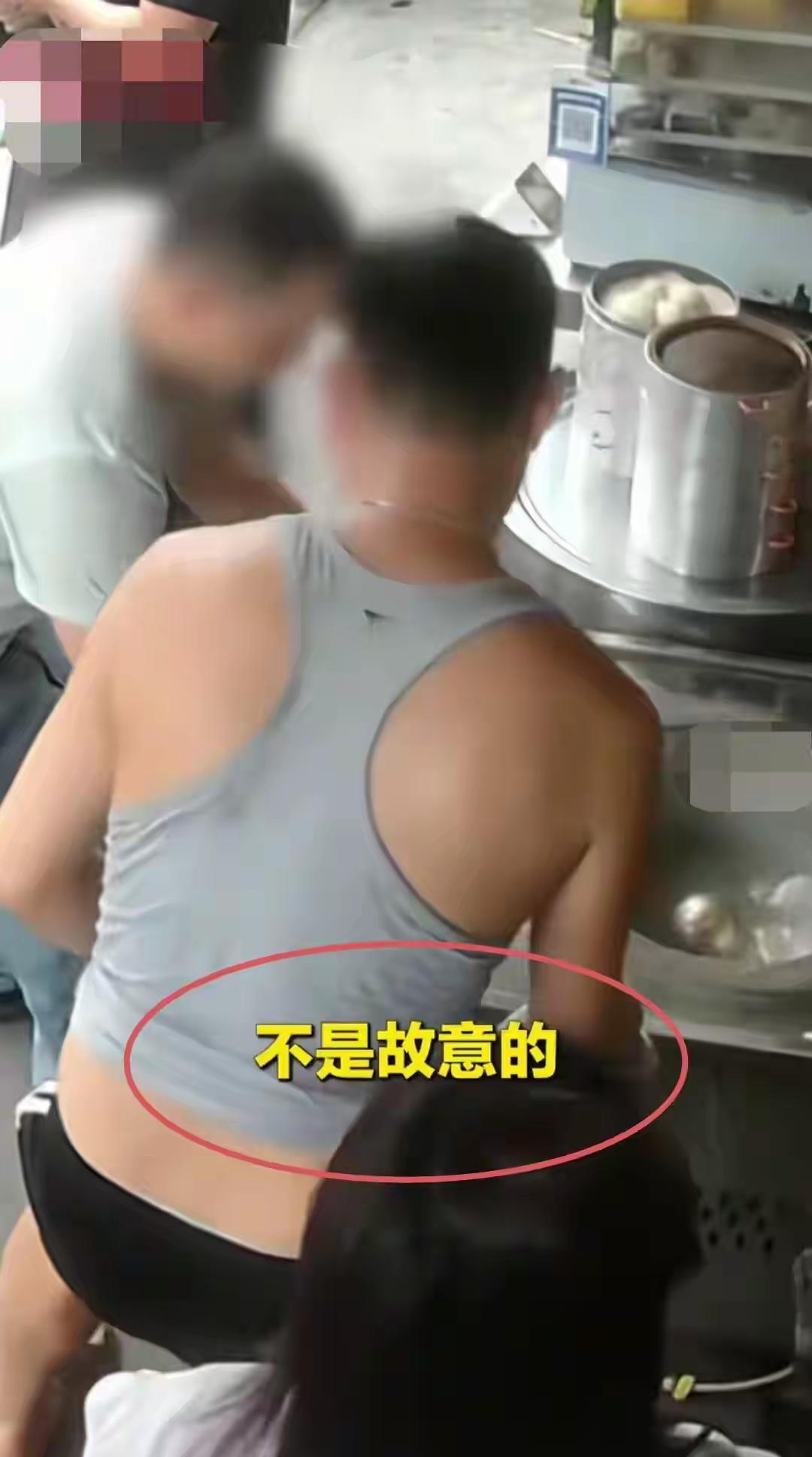 近日，在一家包子店门口，一位女子在早餐店买完包子准备骑车离开。电动车没关，由于惯