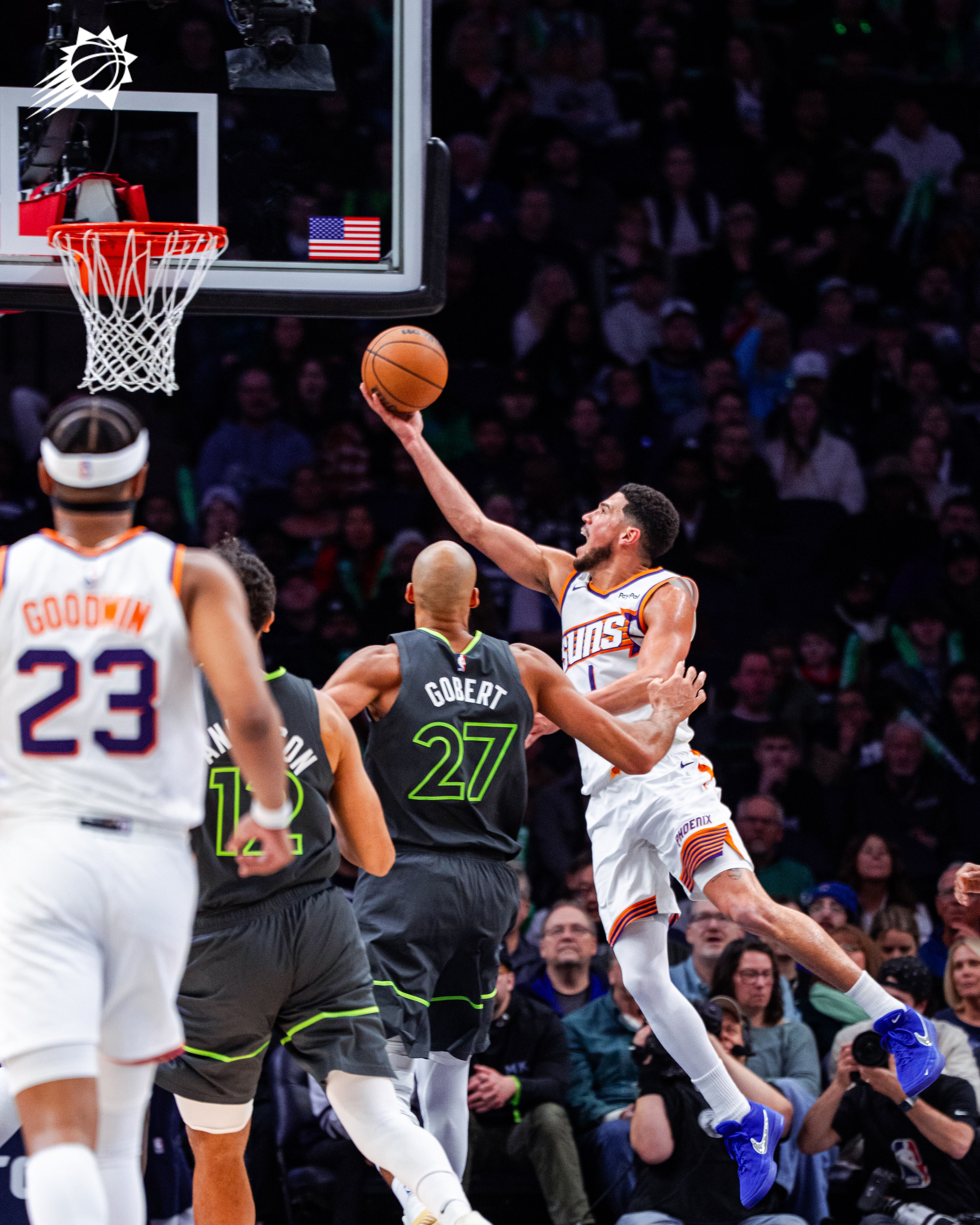 布克反击得分，目前拿到19分菲尼克斯太阳 ｜旭日东升 ｜太阳vs森林狼