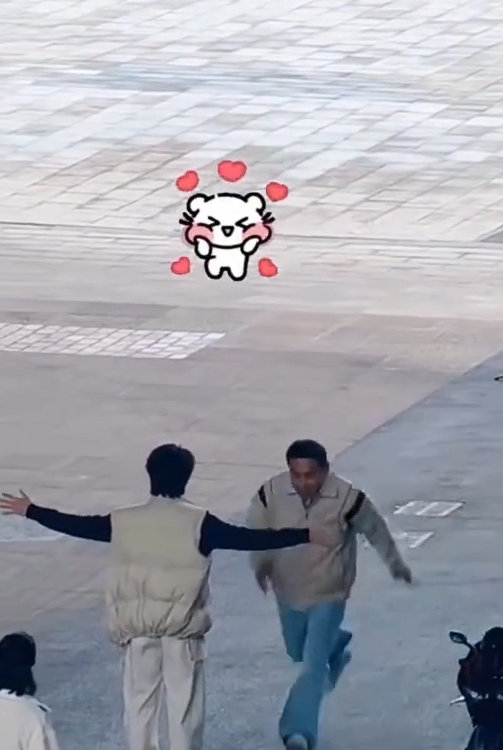 贺峻霖徐志胜机车抱 贺峻霖徐志胜重庆机车大片 贺峻霖徐志胜机车抱，贺峻霖徐志胜重