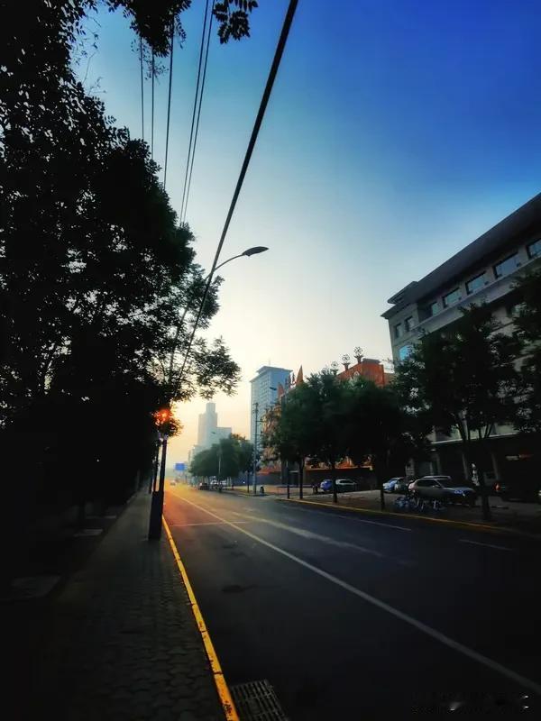 我觉得最放松舒服的时候有好几种。清晨就很棒，第一缕阳光透过窗帘照在脸上，像大自然