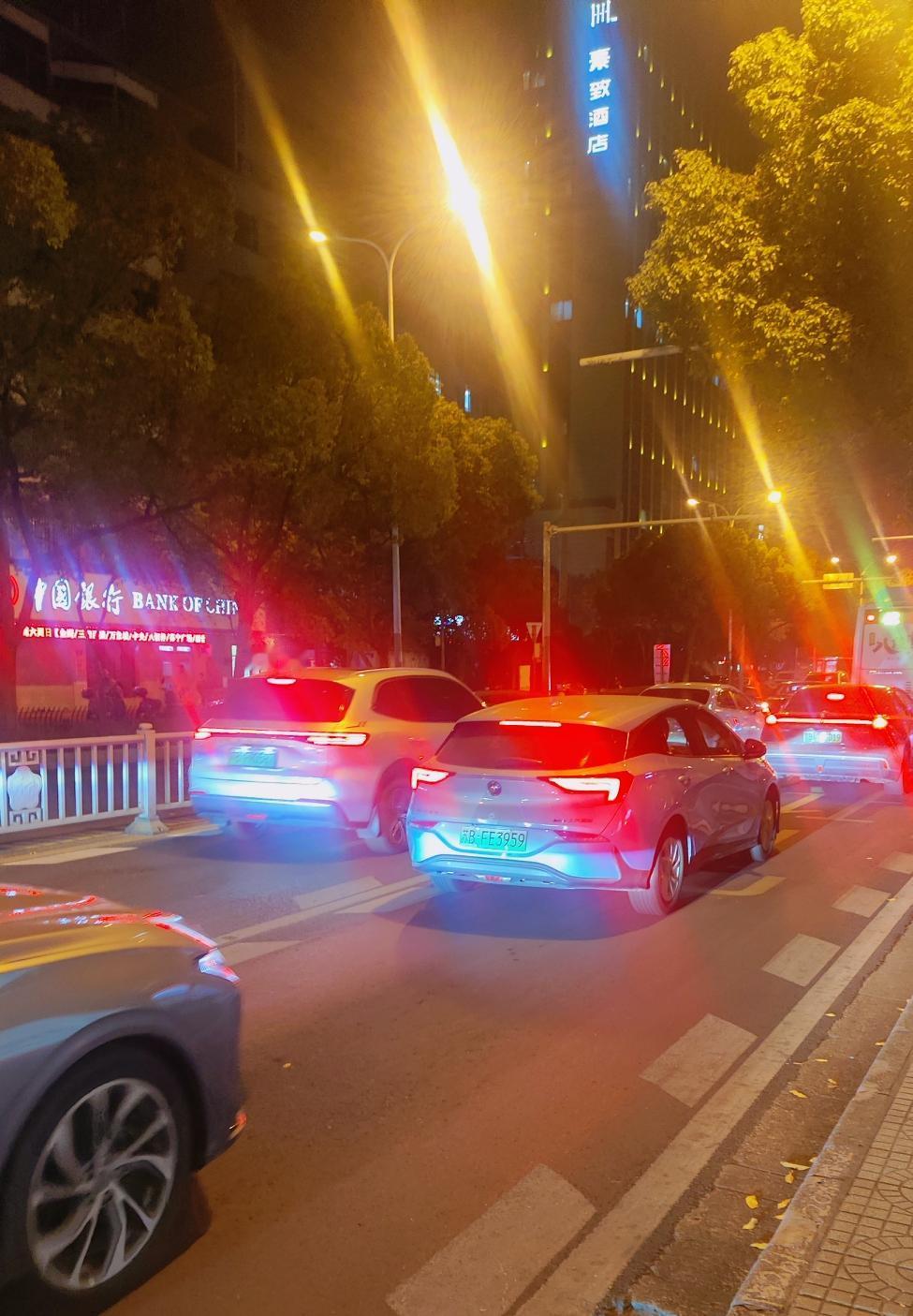 中年人的幸福是，就是还能为小事心动。凌晨四点，清洁工摸着黑扫街医院走廊，家属在等