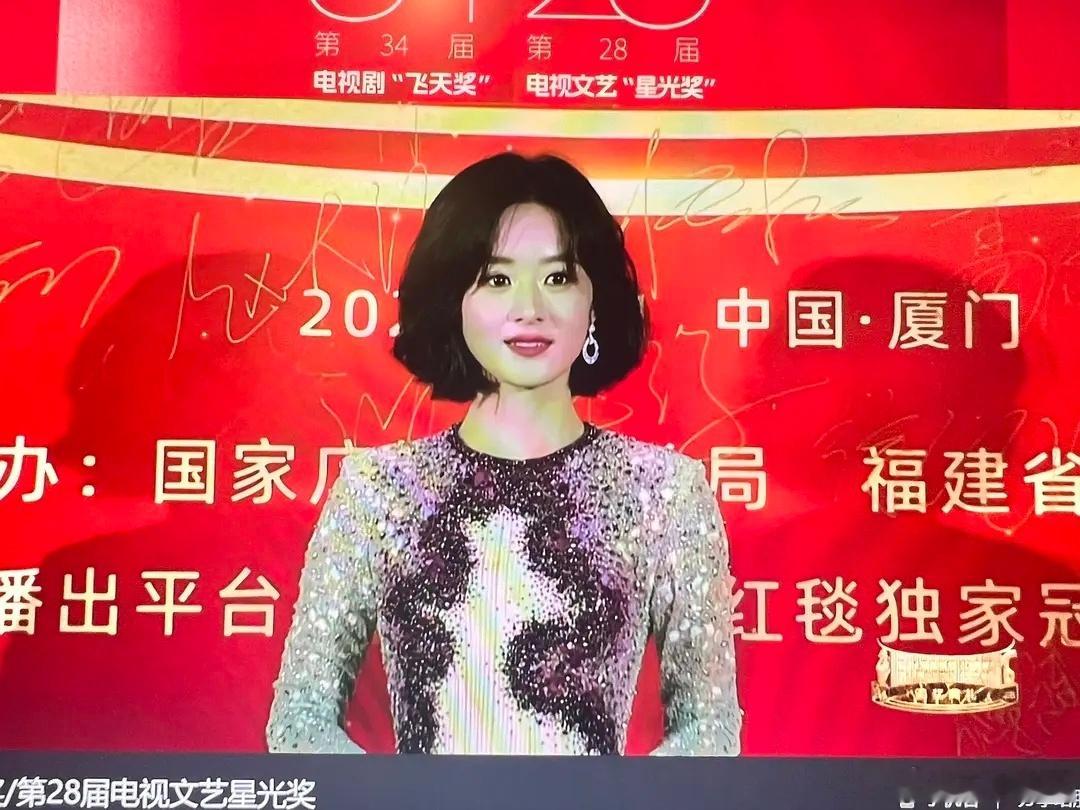 我错了，我真诚的道歉闵塔鲨是世界上最会挑选漂亮裙子的造型师捏造型师里的no1绝世