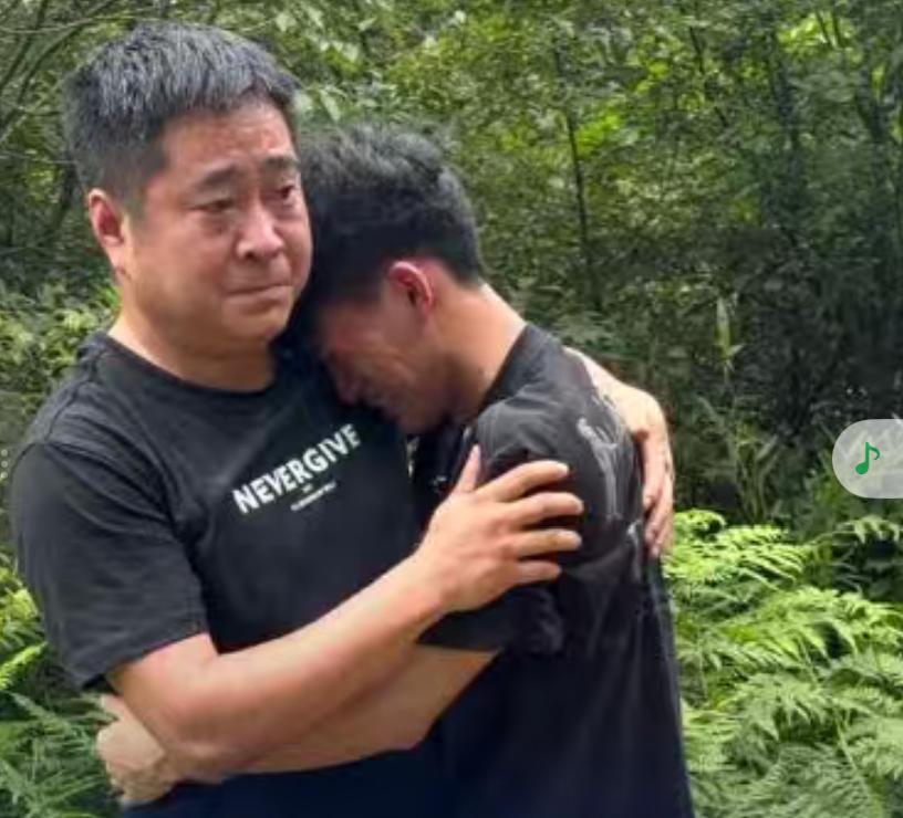 湖南，1男子考试结束后来到父母坟前祭拜，突然男子转身朝表哥跪了下去：哥，没有你就