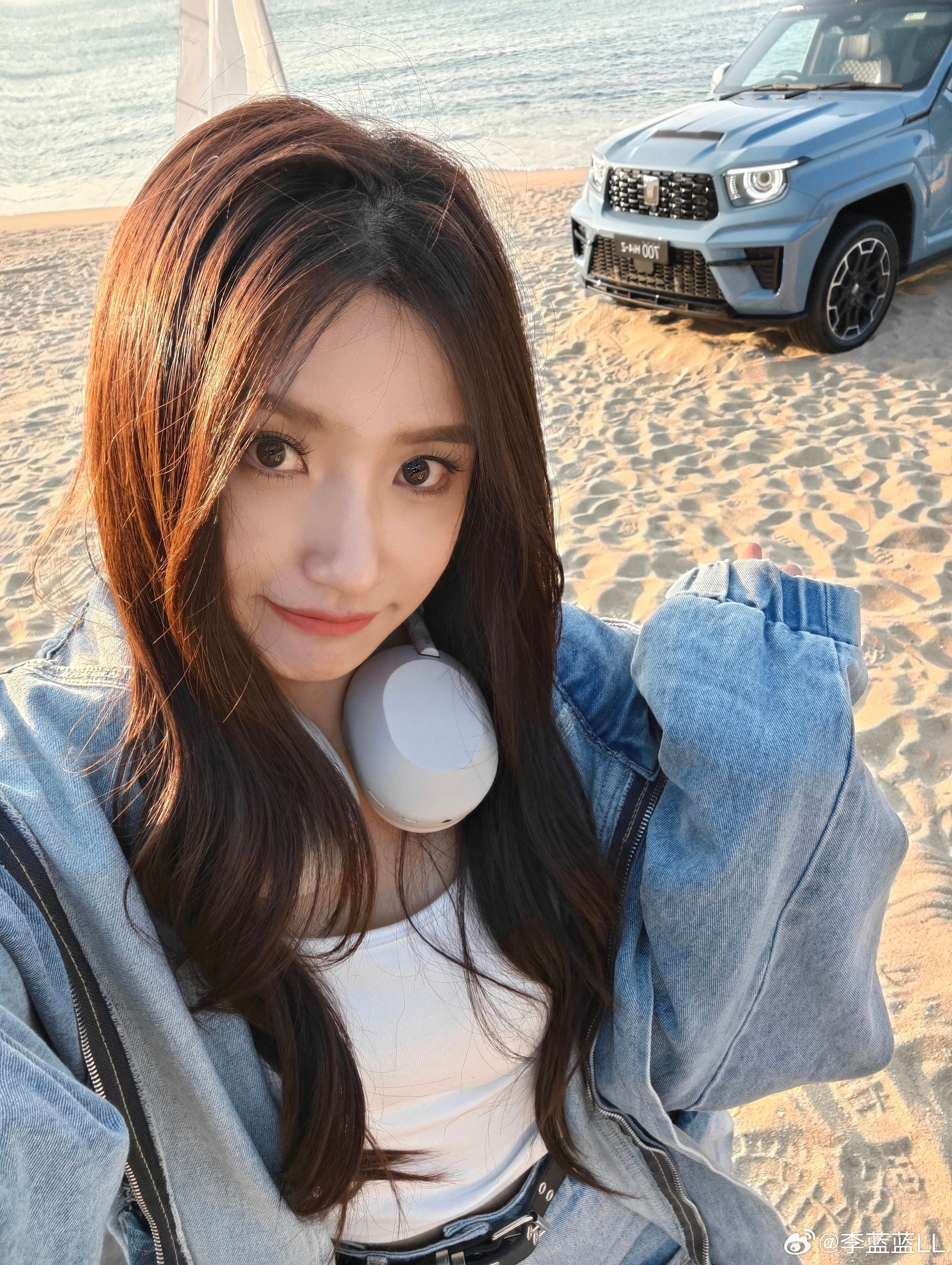 你们说我今天和全新坦克700的合照是AI合成，又说是背景板抠图。现在有图有真相！