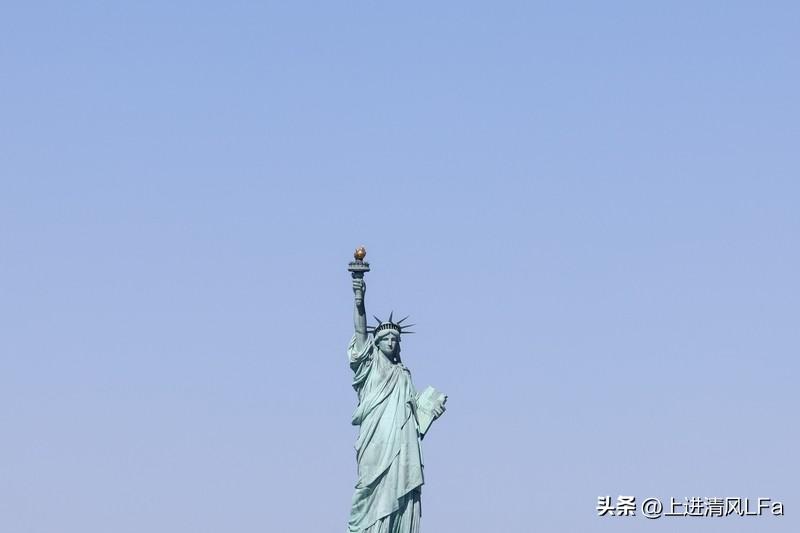 追水瓶男可有点门道。首先，得尊重他们的自由和独立。别想着时刻黏着，他们可不喜欢被