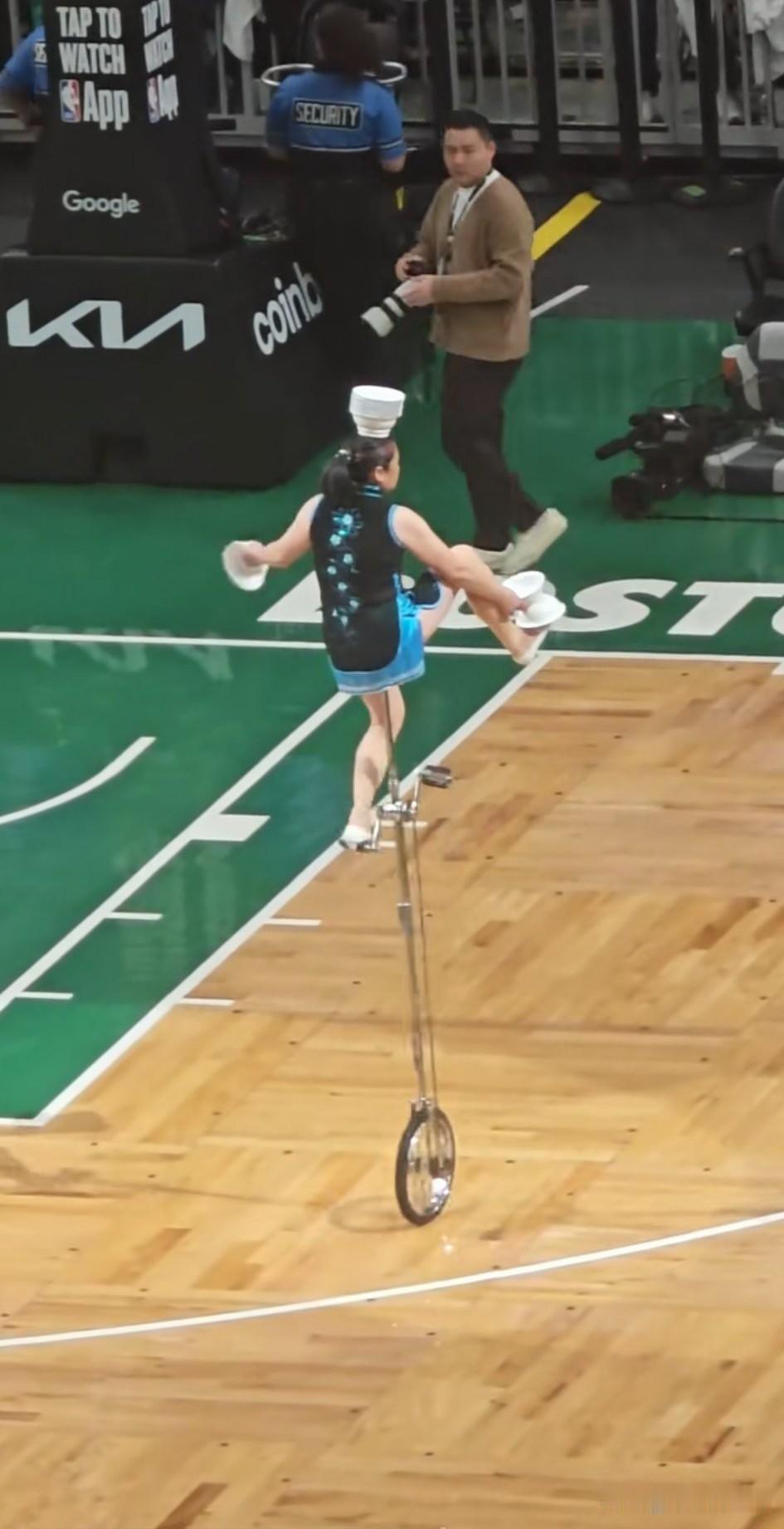 1993年，牛蓉接到洛杉矶快船队邀请表演的一通电话，首次登上NBA赛场，此后牛蓉
