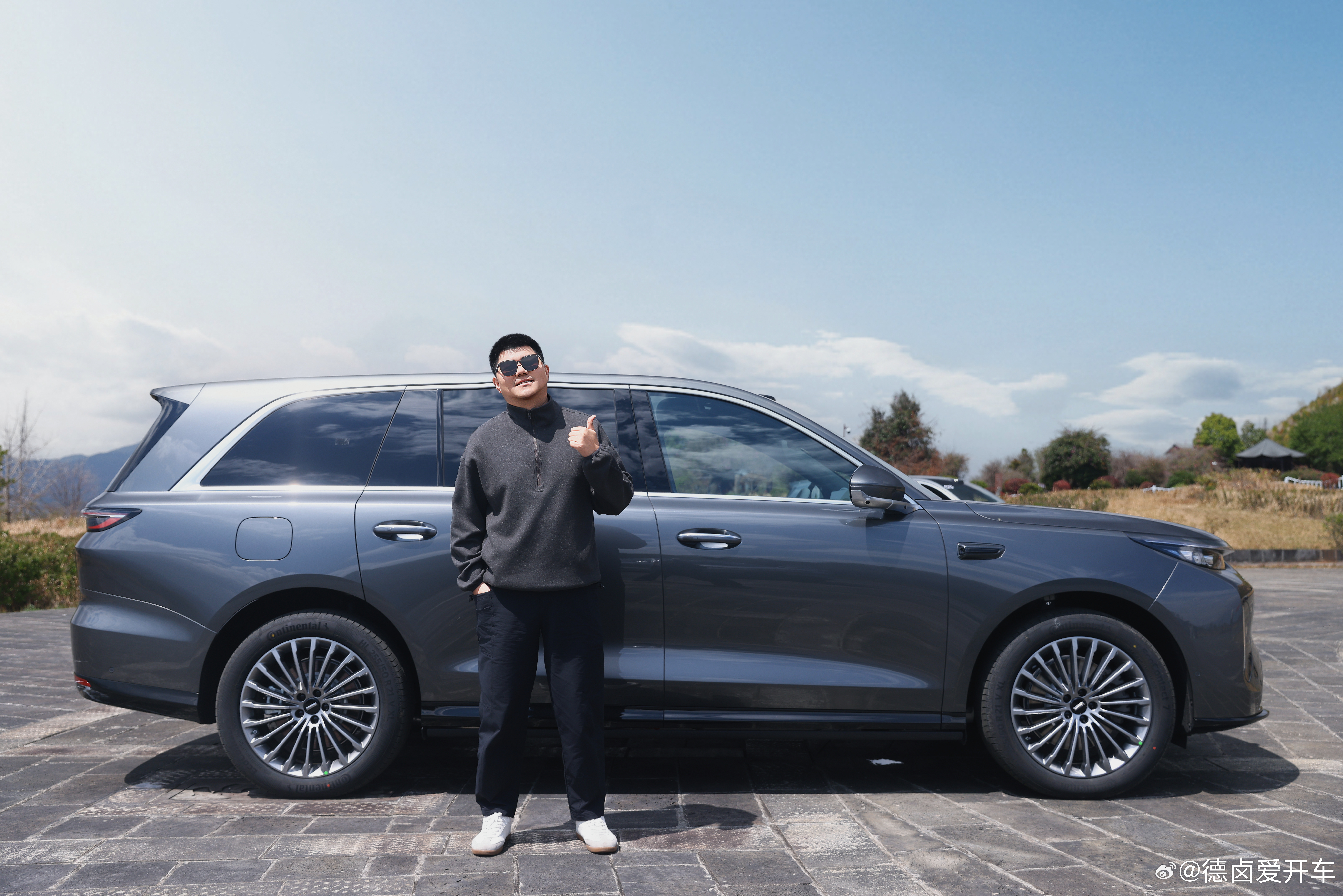 最近确实全是大车。V9X 的是大车里为数不多可以直驱的混动，2.0 的发动机。我