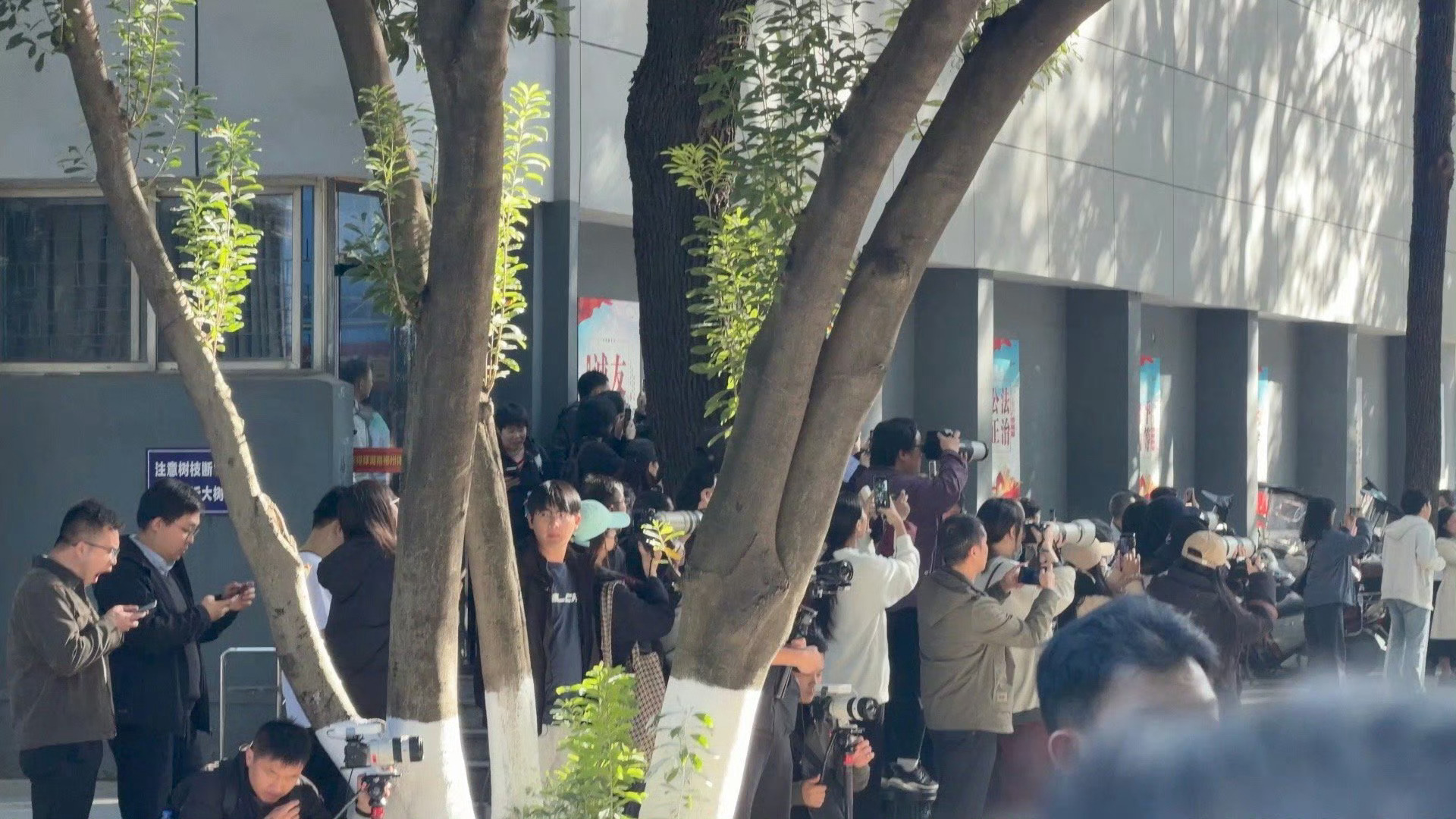 魏大勋撒贝宁同框路透 是谁的DNA动了？撒贝宁魏大勋录制《城市风华录》，默契互动