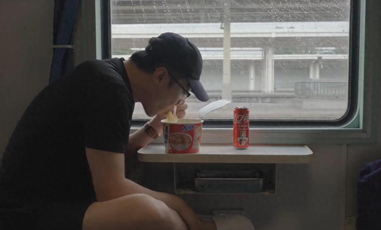 王自如负债1亿坐绿皮火车出差，我看到很多人对王自如各种冷嘲热讽，其实，能够欠一个