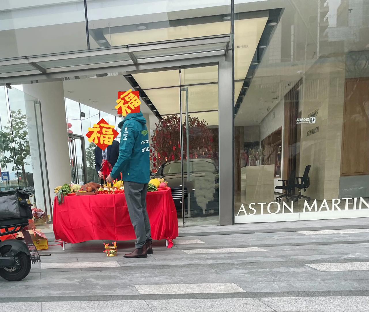坐标广东深圳
早上看到宾利、阿斯顿马丁已经入乡随俗到，年初八开工都要拜神
还很隆