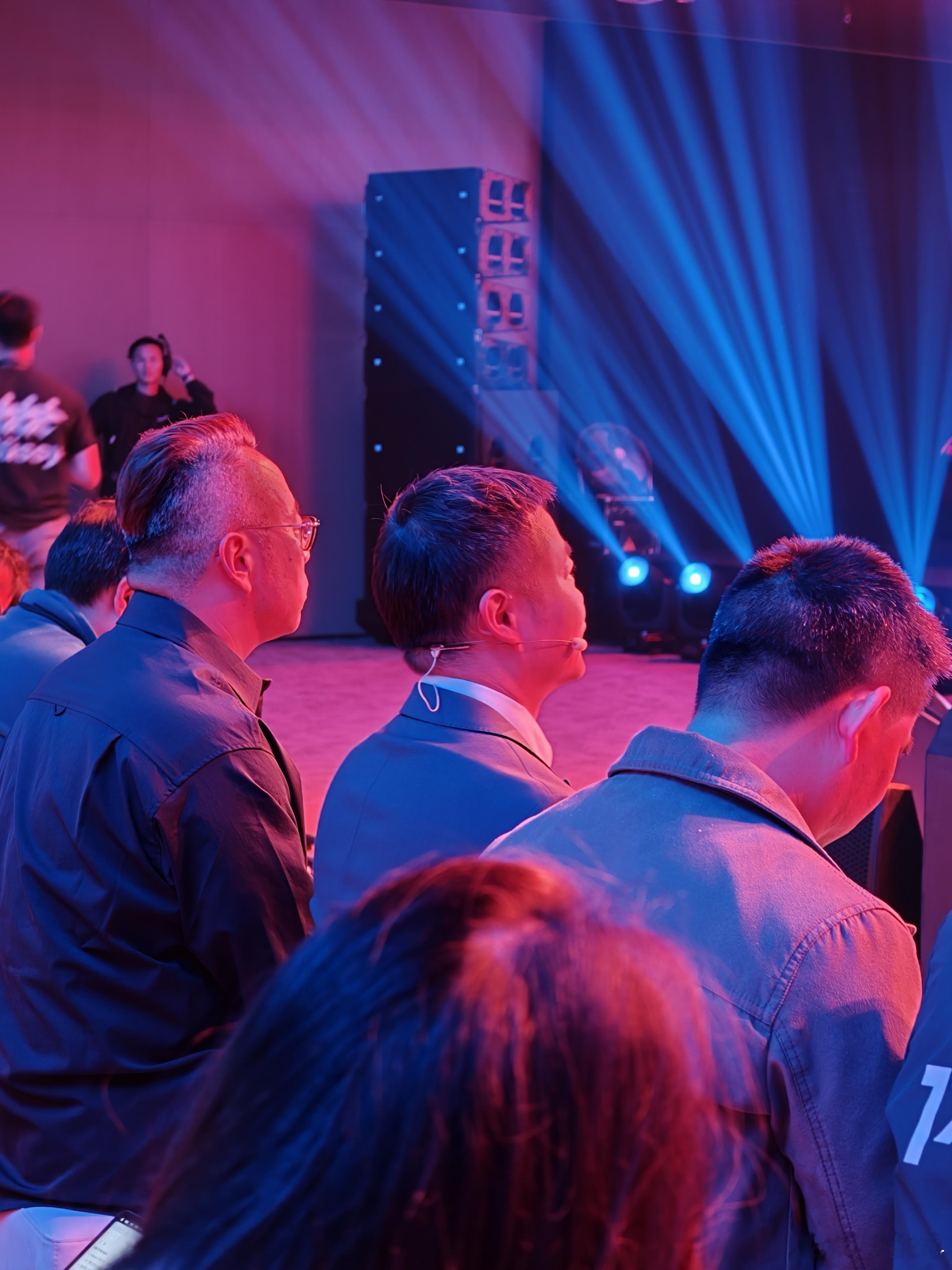 好消息，大师兄何小鹏距离我超级近。小鹏p7这次太全面了小鹏p7新色今日发布