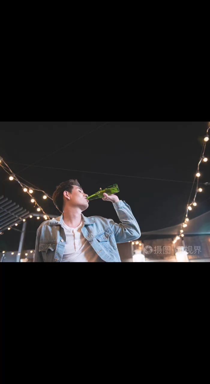 故事与酒 听的是歌看的是故事 多少人从这首歌听到自己 初听不知曲中意再...