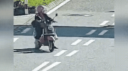 害人不浅
过个马路把每条车道的车流都得逼停，马路自己的？都得照顾你？
相信大挂车