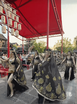 仔细看她的手指头为啥能弯曲那么狠![捂脸]
