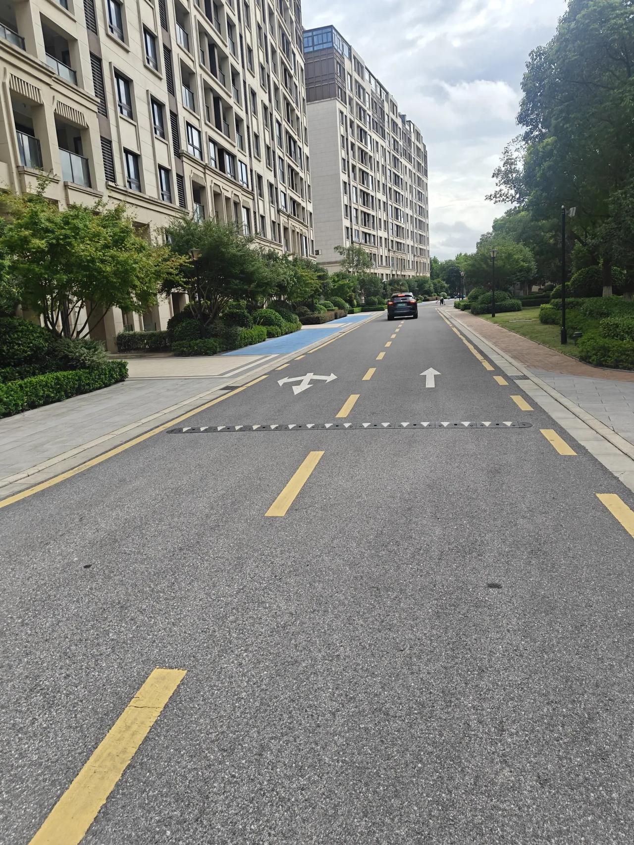 一位停多车收费合不合理？

小区里面经常会出现一位停多车物业要收费，业主不愿意交