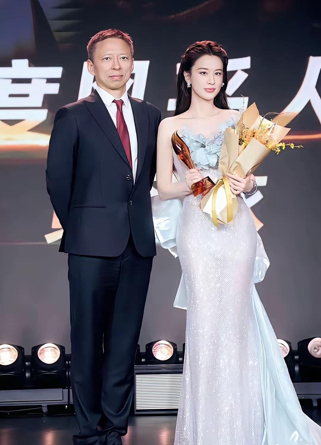 黄圣依凭什么获得今年的年度风采人物大奖？

这个奖评选公开公平公正么？评选有哪些