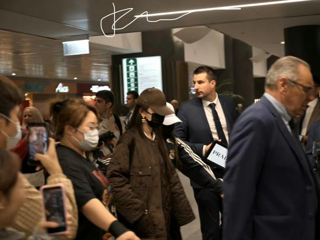 好羡慕国外接机啊 可以和姐姐走好长的路[流泪] ​​​