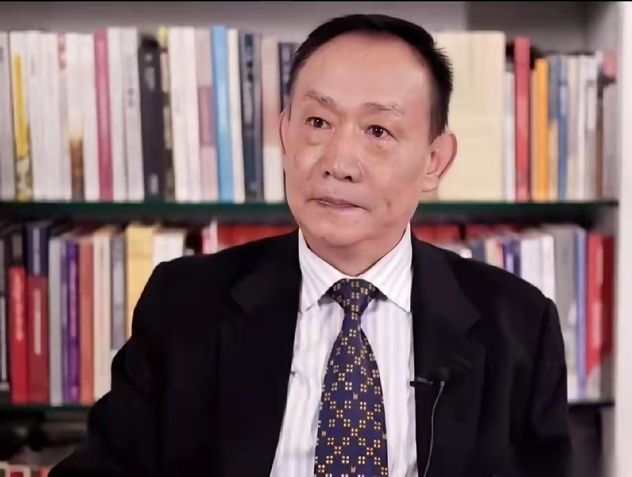 卢麒元这次是真急了。  
他站出来，指着一些人的鼻子吼：“有些人喝了两天洋墨水，