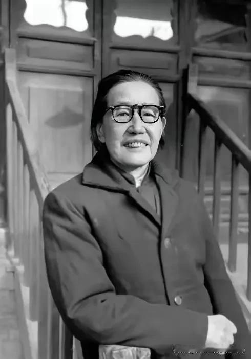 1937年，一位女红军在牧民家中诞下一子。当马家军icon搜捕时，她正给孩子喂奶