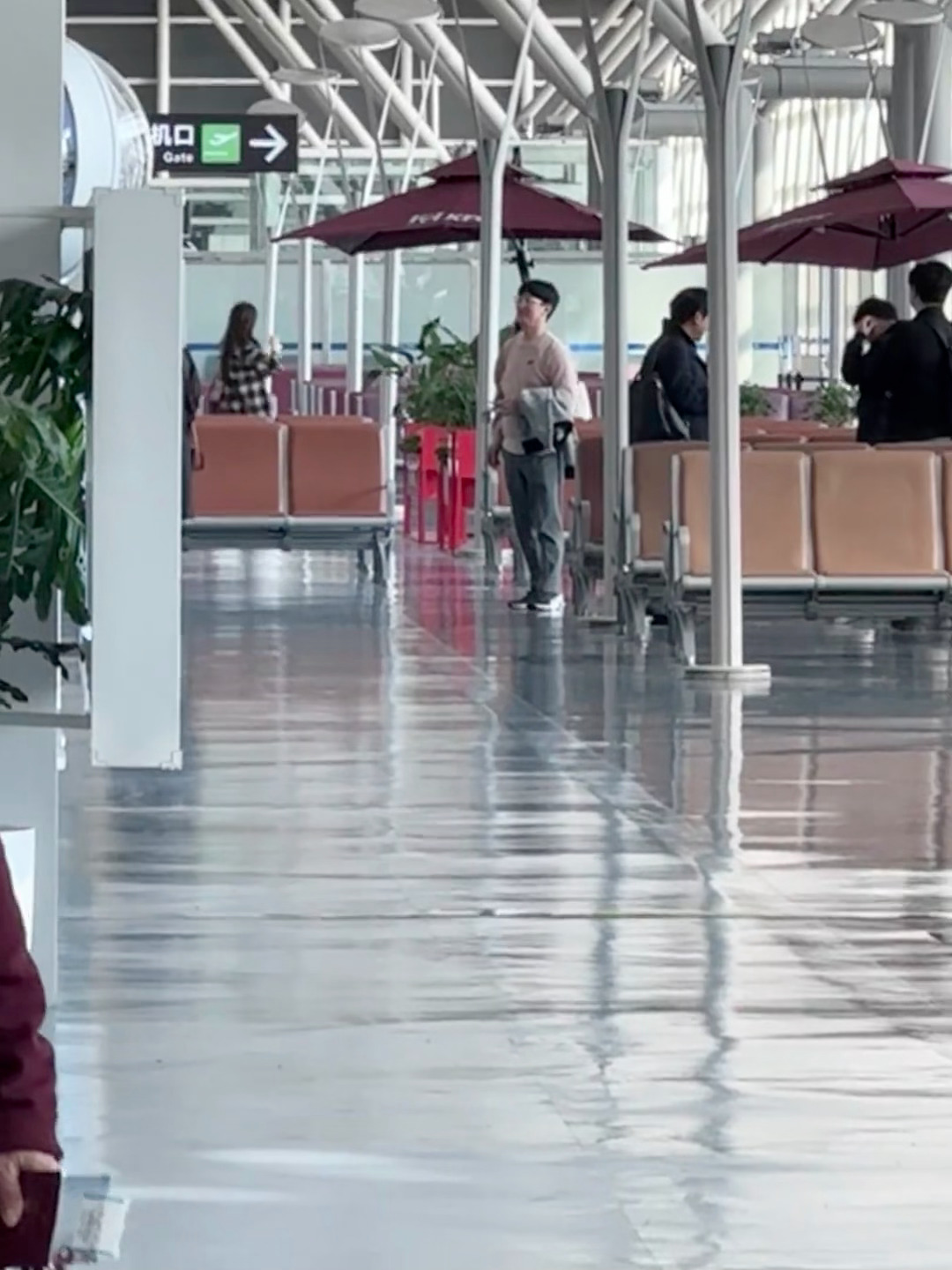 wxy 再存一个昨天机场出发路人偶遇拍的吴选