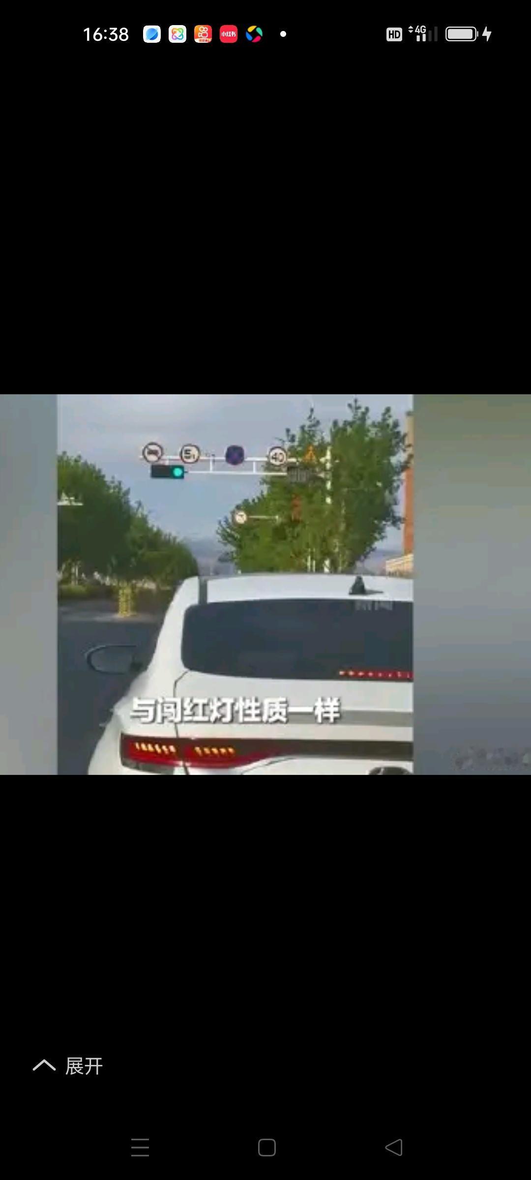 绿灯亮了不走也违法？交警回应
 
相信每位车主都遇过这种窝心时刻：路口绿灯准时亮