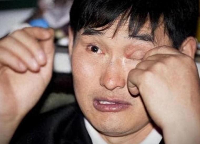 大衣哥一个农民，草根歌手，凭着自己的艰辛努力，一步一步踏踏实实走到现在，他德罪谁