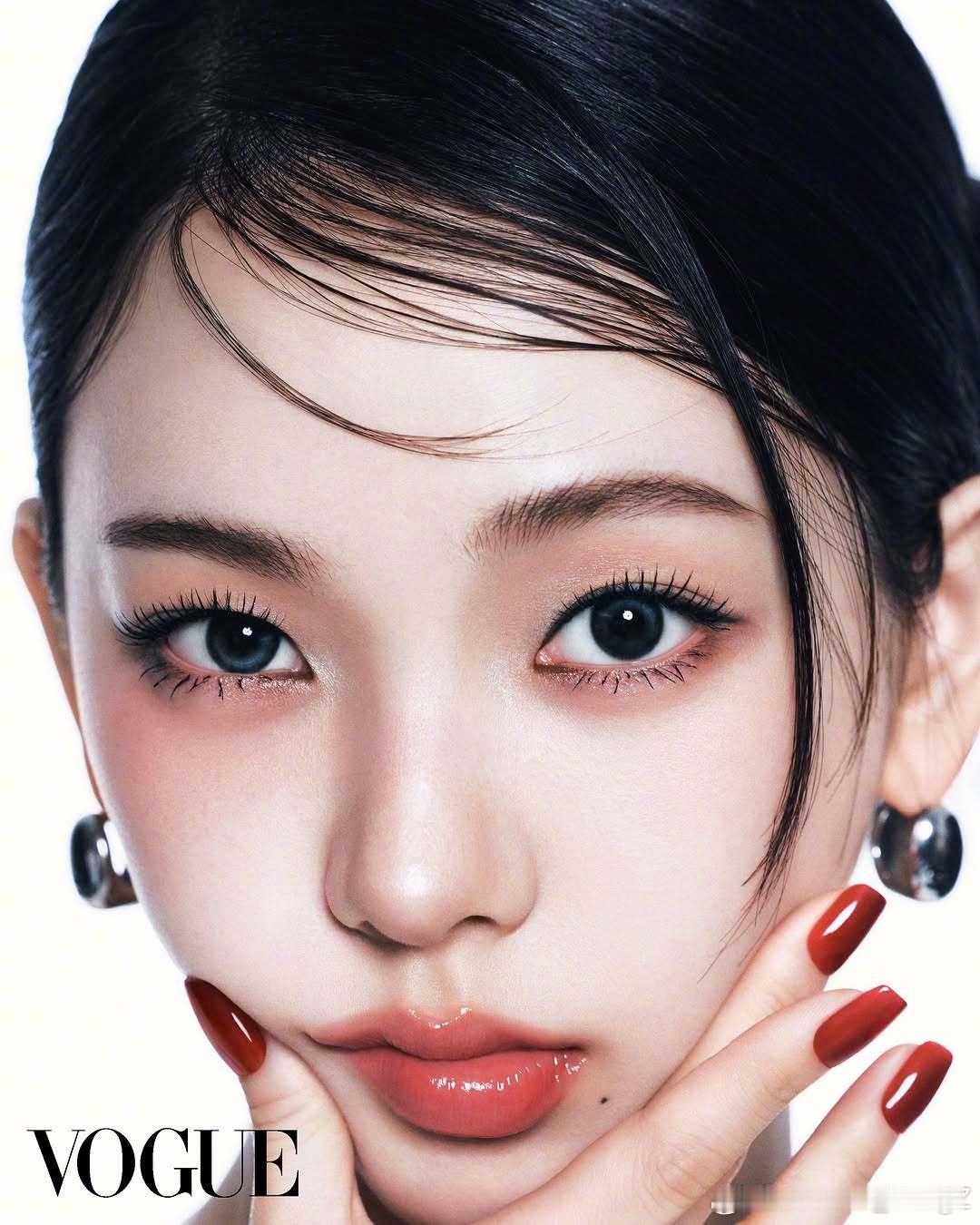 韩国版 VOGUE 电子刊，柳智敏亮相封面，演绎 CHANEL 可可闪耀唇蜜。妆