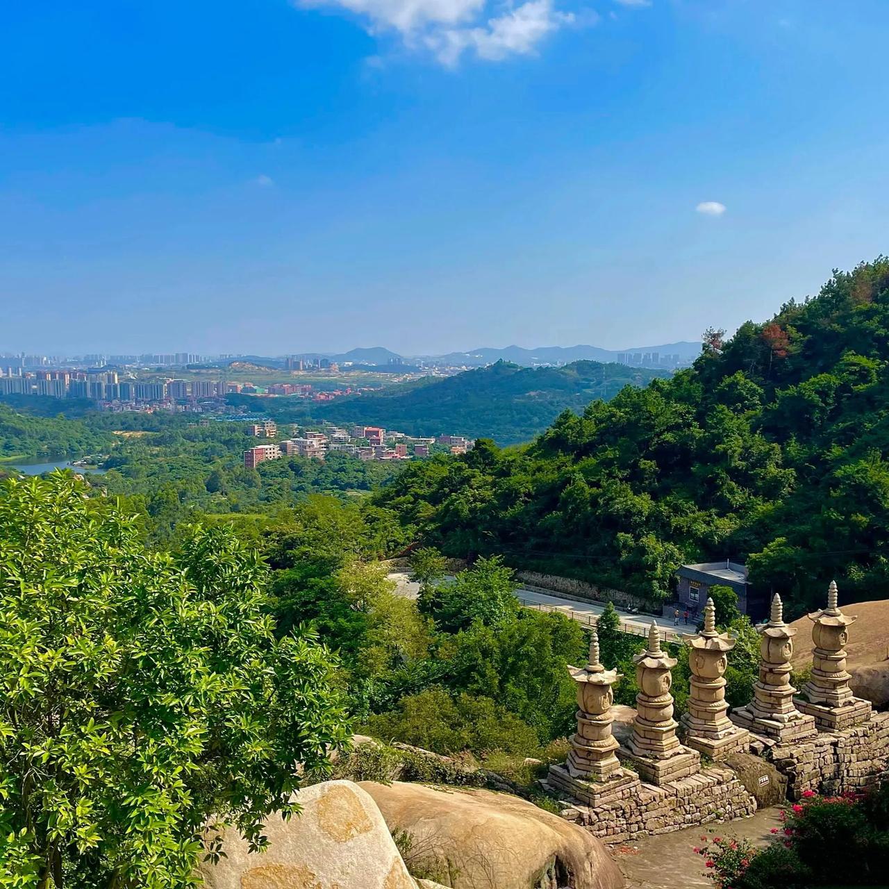 《泉州五塔岩龙水山寺赋》
 
泉郡之南，有龙水山者，清幽胜地，灵秀所钟。五塔岩立