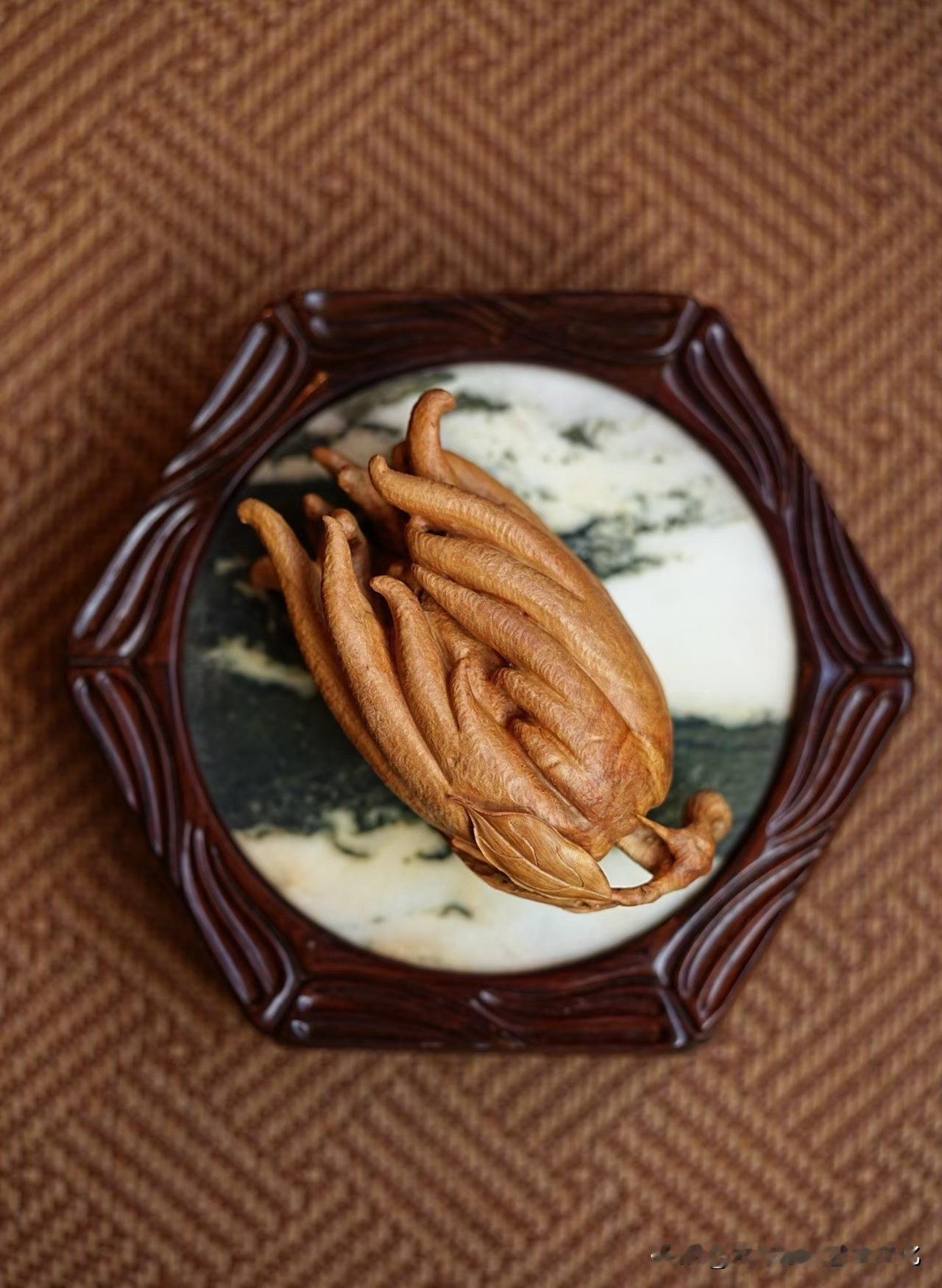 这枚佛手，不张扬，却耐看。

老山檀香的油润与岁月气息，藏在细密的纹理里——
指