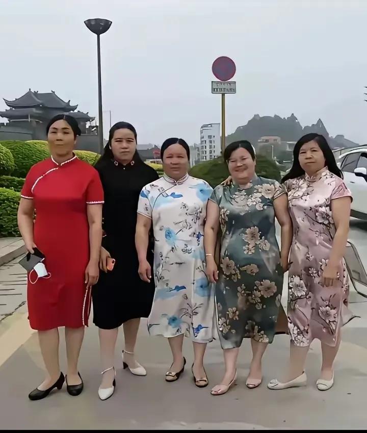 大妈！穿旗袍要有身材的，看你们个个都膀大腰圆的，真的不适合穿旗袍。

看到这几位