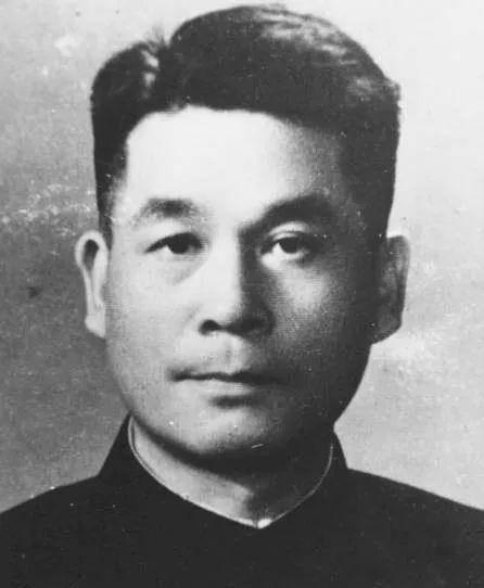 68年那位被举报近20年的“特务老板”被逮捕时，铁皮盒揭开真相让在场众人眼眶湿润