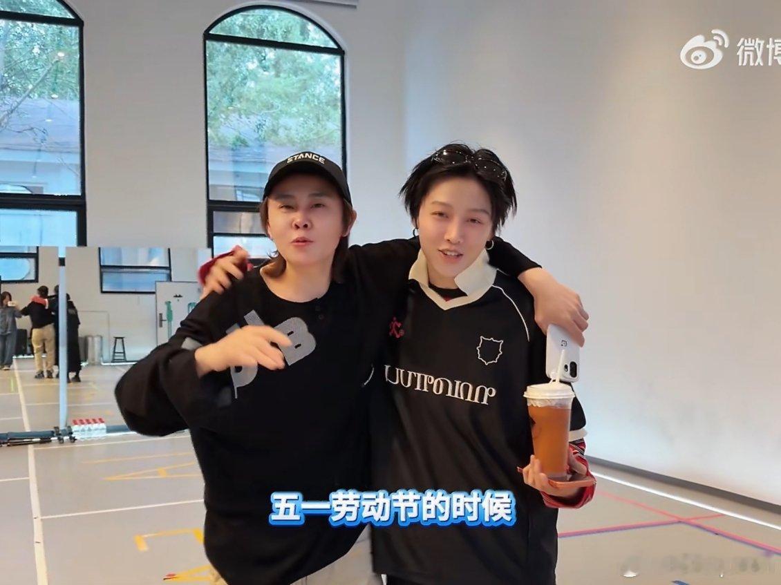 刘雨昕锐评王濛粉裙造型王濛五一找刘雨昕加练，还调侃王濛“刷到一张照片，以为是AI