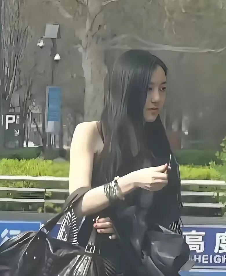 这侧脸像佟丽娅的美女，真的是王菲的女儿李嫣吗？女大十八变，越变越好看，在李嫣身上