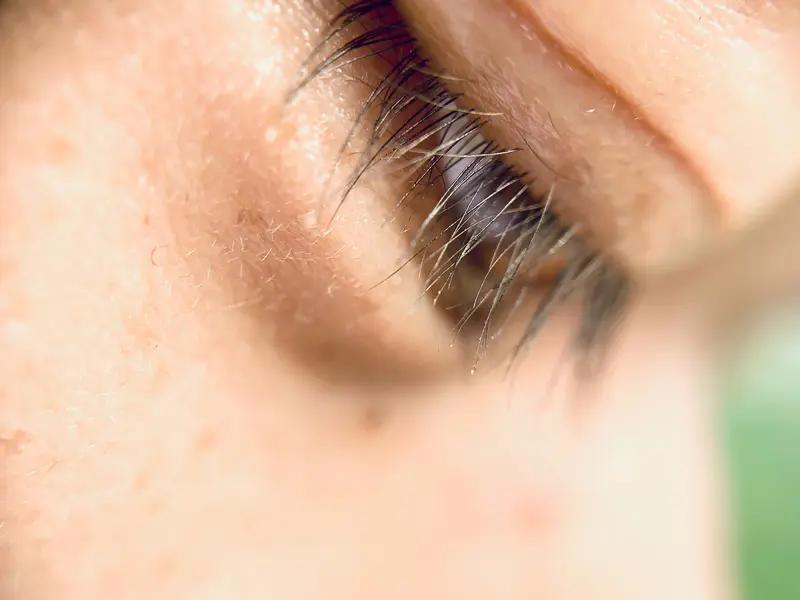 “过年三件套”里种睫毛这股风那是相当火，就像一颗突然升起的“时尚流星”。可不少人