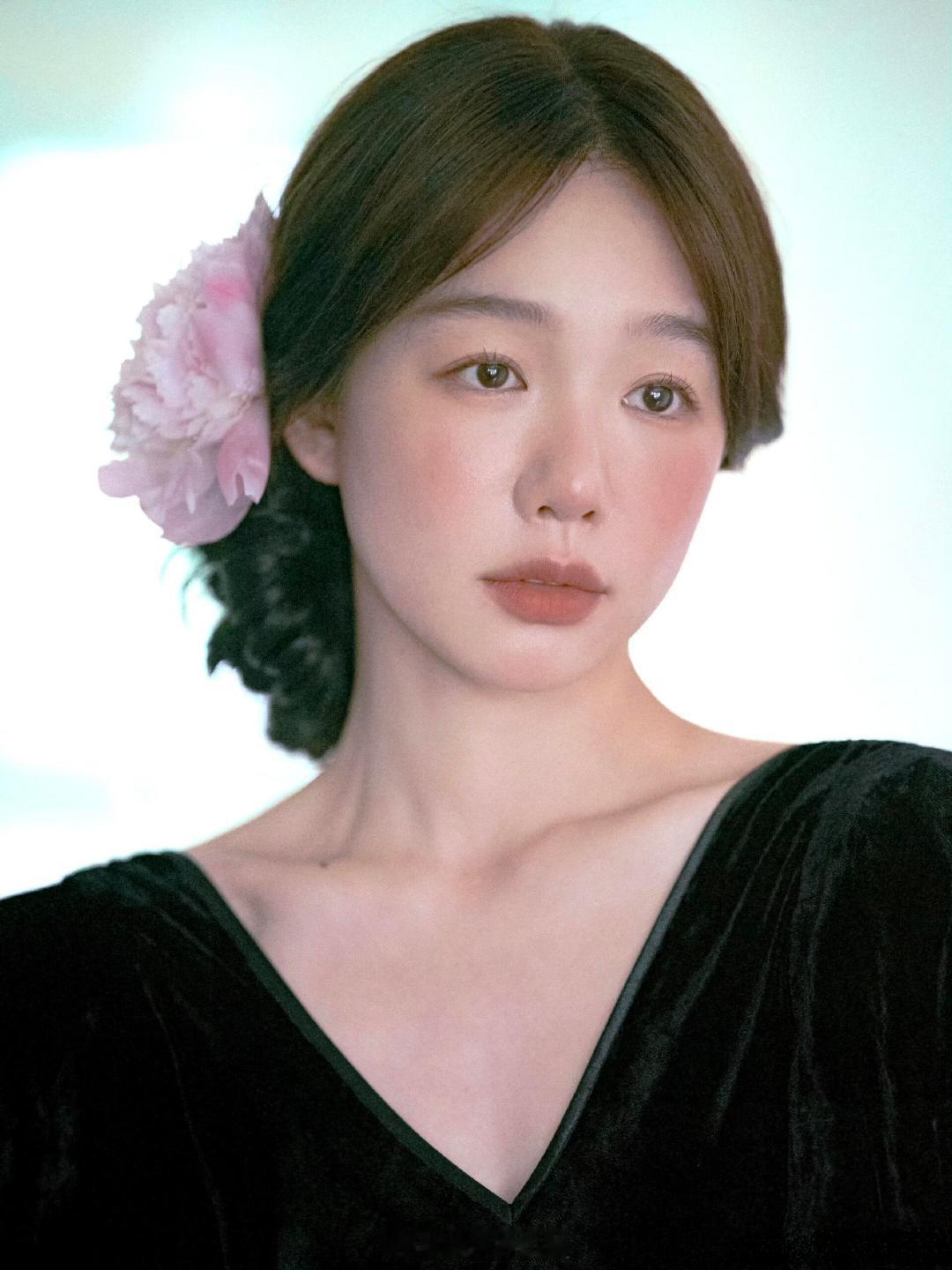 徐梦洁 油画少女瞧瞧徐梦洁这油画少女造型，低盘发配芍药，露背裙勾勒线条，仿佛古画